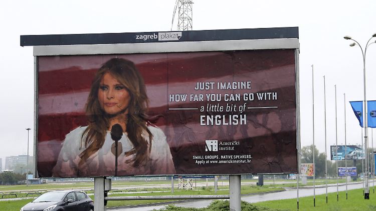 "Stellen Sie sich vor, wie weit man kommen kann - mit einem bisschen Englisch" steht auf dem Plakat neben Melania Trump geschrieben.
