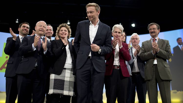 Der Chef und die zweite Reihe: Christian Lindner, beklatscht auf dem außerordentlichen Parteitag eine Woche vor der Wahl.