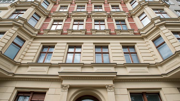 Laut Mietpreisbremse darf die neue Wohnungsmiete bei einem Mieterwechsel nur maximal zehn Prozent über der ortsüblichen Miete liegen. 