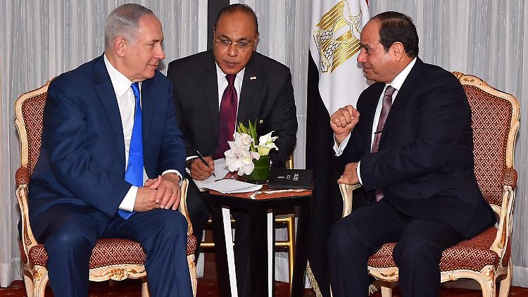 Berichten zufolge soll Al-Sisi (r.) in der Vergangenheit bereits an geheimen Gesprächen mit Netanjahu (l.) beteiligt gewesen sein.