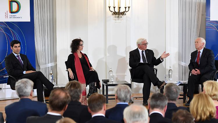 Parag Khanna, Susan Neiman, Frank-Walter Steinmeier und Heinrich August Winkler im Schloss Bellevue.