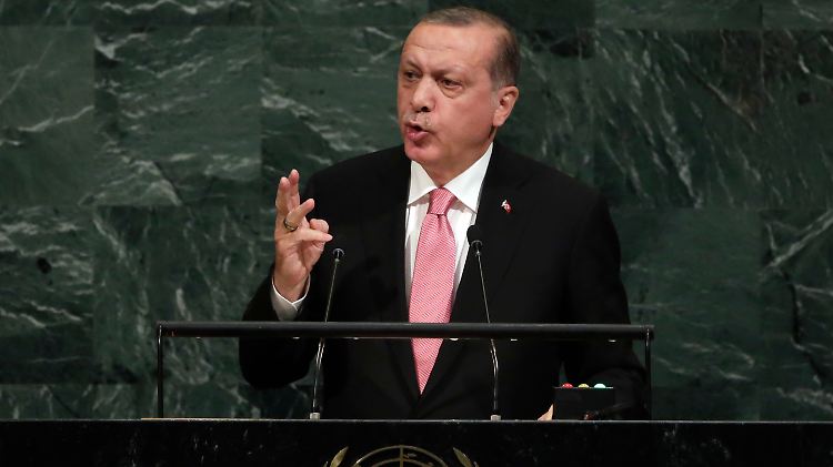 820 Millionen Euro seien bei Weitem noch nicht genug für die drei Millionen Flüchtlinge in der Türkei, rechnet Erdogan vor.