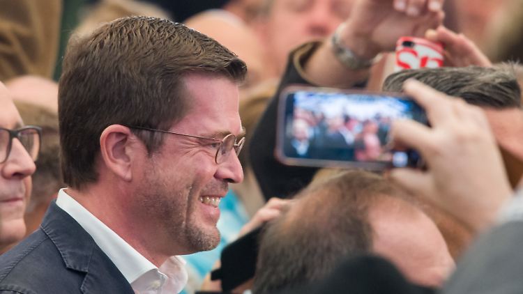 Auf dem Gillamoos-Jahrmarkt in Abensberg stahl Guttenberg dem SPD-Kanzlerkandidaten Schulz die Show.