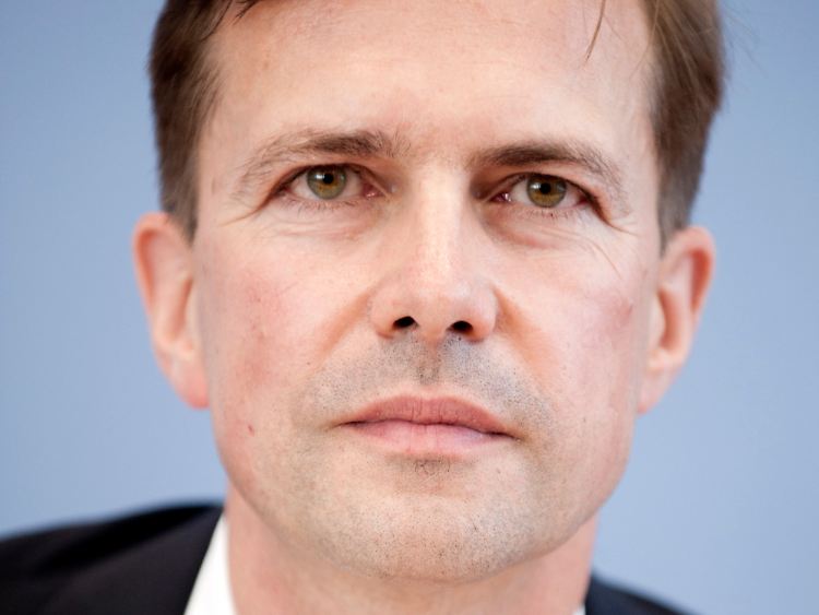 Steffen Seibert ließ offenbar die Katze zu früh aus dem Sack.
