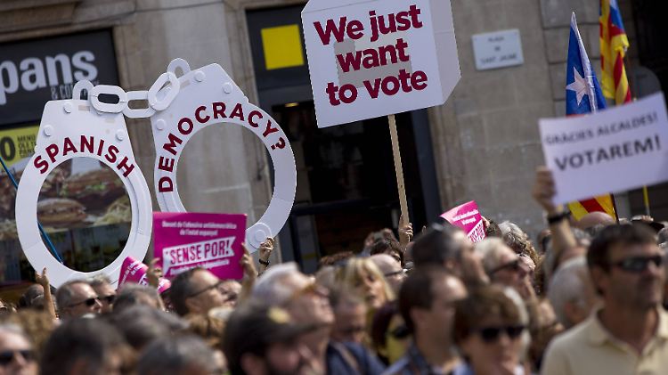 Vor wenigen Tagen hatten etwa 700 katalanische Bürgermeister für das Referendum demonstriert.