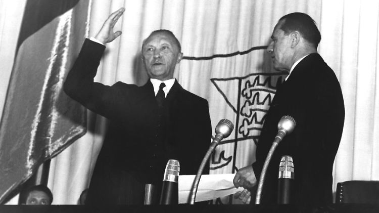 Konrad Adenauer wird am 20. September 1949 durch Bundestagspräsident Erich Köhler als erster Kanzler der Bundesrepublik Deutschland vereidigt.