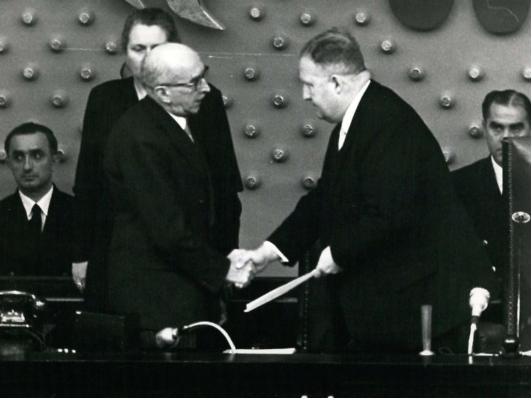 Bundestagspräsident Hermann Ehlers (links) vereidigt am 20. Oktober 1953 Finanzminister Fritz Schäffer.