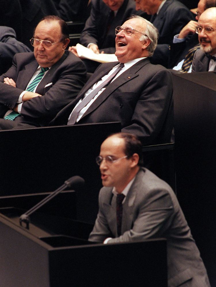 Neues Gesicht im Bundestag nach der Wahl 1990: PDS-Gruppenchef Gregor Gysi spricht, Bundeskanzler Helmut Kohl reagiert auf die Rede auf die ihm eigene Weise.
