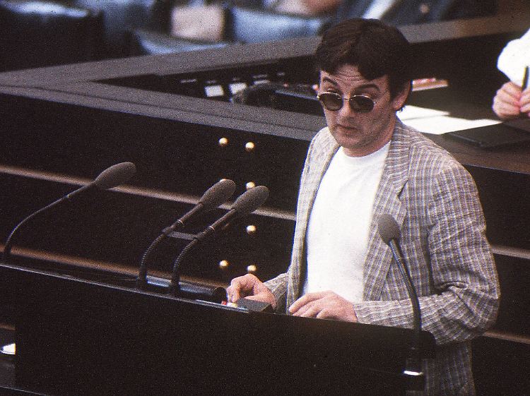 Die Grünen sind 1983 da: Joschka Fischer hält eine seiner ersten Reden. Später führt er die Fraktion.