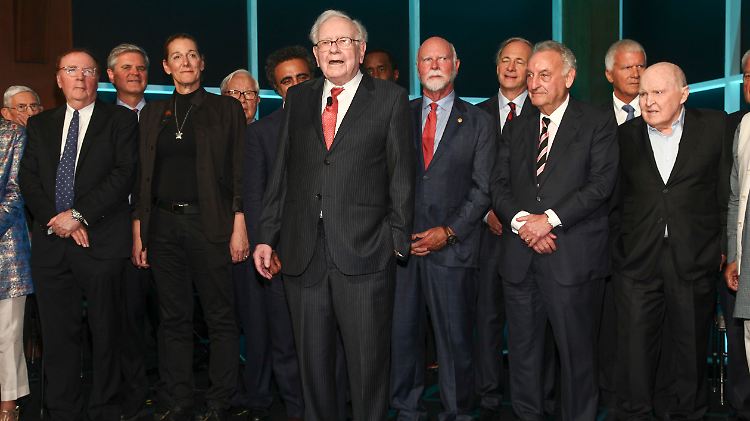 Kein Anzugträger wie jeder andere: Buffett, umgeben von anderen Milliardären und Wirtschaftsführern bei der Forbes-Gala