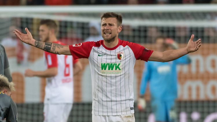 Aber er hat sich doch entschuldigt - den DFB interessiert's nicht: Baier muss die nächste Partie seines FCA von der Tribüne aus verfolgen.