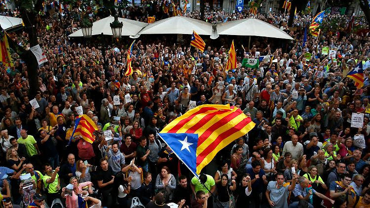 Rund 4000 Menschen protestieren vor dem Regierungsgebäude in Barcelona.