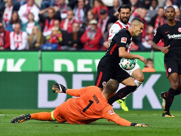Kölns Keeper Timo Horn im Zweikampf mit Frankfurts Gacinovic, der daraufhin zu Boden sank.