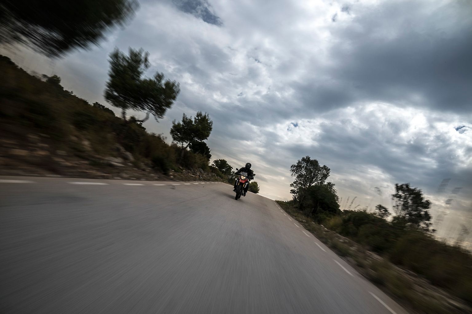 Mit der BMW G 310 GS unterbreiten die Bayern jetzt auch in der Klasse unter 500 Kubikzentimeter ein Angebot im Segment der Reiseenduros.