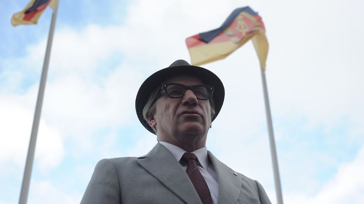 Das Kassengestell sitzt: Schauspieler Otto schmuggelt sich als falscher Honecker ins Zentralkomitee.