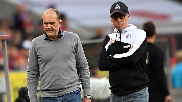 "Davon, ruhig oder entspannt zu sein, bin ich derzeit weit entfernt": Peter Stöger, rechts, und Jörg Schmadtke.
