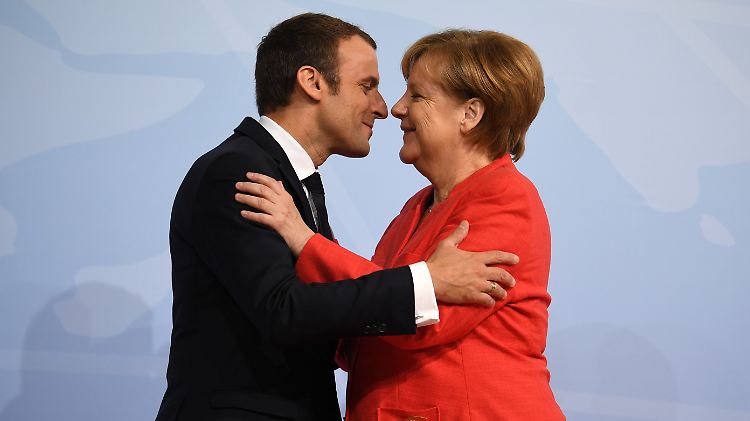 Ein Küsschen links, ein Küsschen rechts: Noch herrscht Einigkeit zwischen Angela Merkel und Emmanuel Macron.