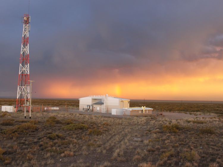 Eines von vier Fluoreszenzdetektorgebäuden des Pierre-Auger-Observatoriums.