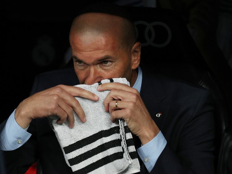 Mund abputzen, weitermachen: Das ist die Reaktion von Real-Coach Zinedine Zidane auf den Katastrophenstart.
