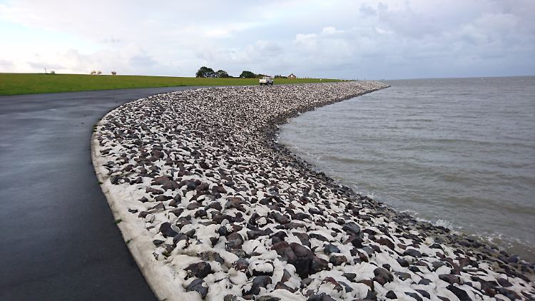 Läuft sehr flach aus: der im Frühjahr 2017 eingeweihte Klimadeich auf Nordstrand, im Westen von Husum. Er ist 8,70 Meter hoch - und kann noch weiter wachsen.