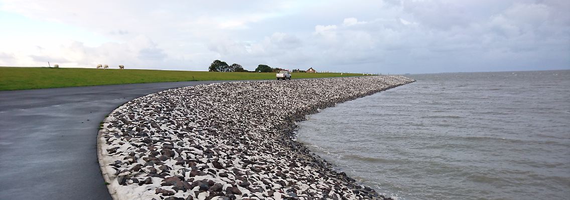 Läuft sehr flach aus: der im Frühjahr 2017 eingeweihte Klimadeich auf Nordstrand, im Westen von Husum. Er ist 8,70 Meter hoch - und kann noch weiter wachsen.