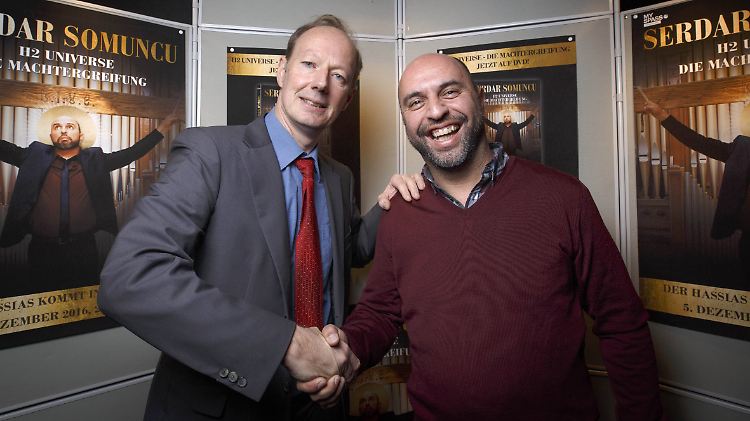 Parteivorsitzender Martin Sonneborn (li.) und Spitzenkandidat Serdar Somuncu haben nach dem Urteil durch das Verwaltungsgericht gut Lachen.