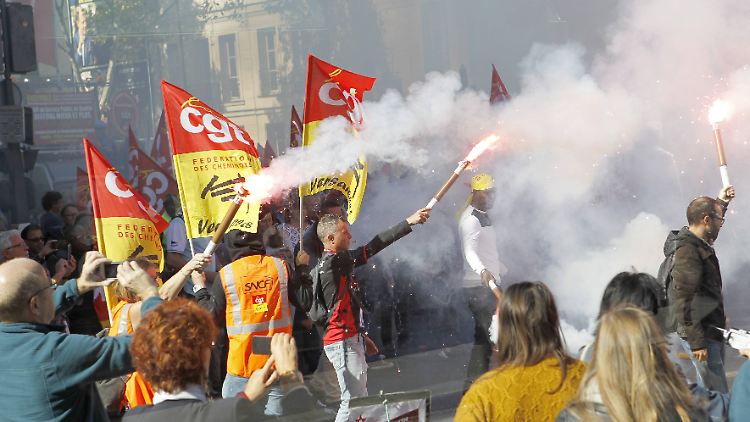 In Paris demonstrierten erneut 16.000 Menschen gegen die Arbeitsmarktreform von Präsident Macron.