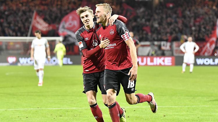 Torschütze Hanno Berens (re.) bejubelt seinen Treffer zum 2:1.
