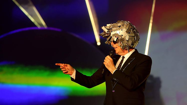 Unbeirrt von dem Vorfall performt Sänger Neil Tennant beim "Rock in Rio".
