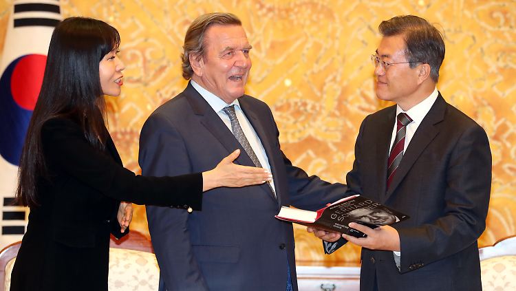 Gerhard Schröder bei seiner Biografie-Vorstellung mit Südkoreas Präsident Moon Jae-in und Freundin Syeong Kim.