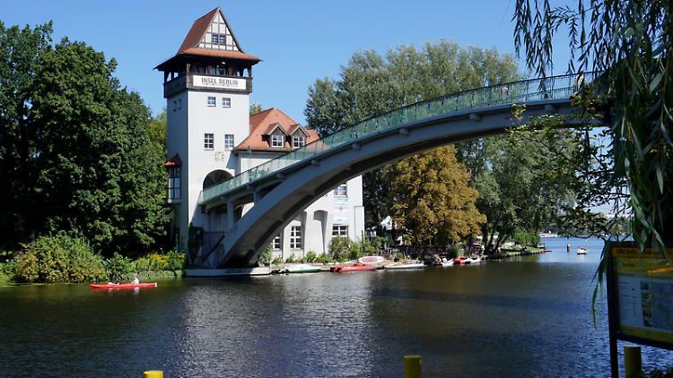Eine schöne geschwungene Brücke führt vom Treptower Park auf die "Insel der Jugend".