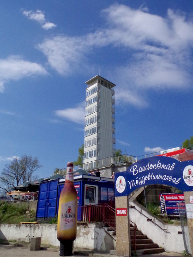 Auf dem Gipfel des kleinen Müggelbergs steht der Müggelturm mit seinen knapp 30 Metern Höhe.