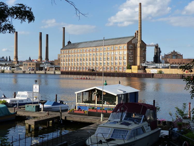 Boote und alte Industriebauten in Oberschöneweide.