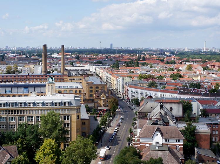 Vom Peter-Behrens-Turm in Oberschöneweide reicht der Blick über die gesamte Stadt bis zum Teufelsberg im Westen und Köpenick im Osten.
