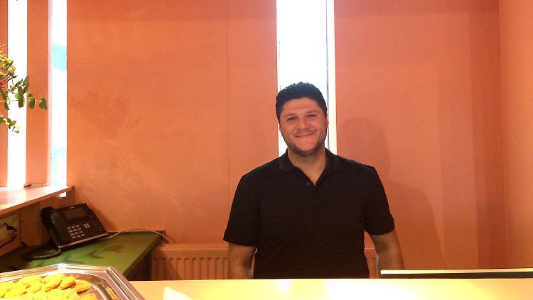 Khaled Alkordi hinter dem Empfangs-Tresen im "The Movement Hotel".