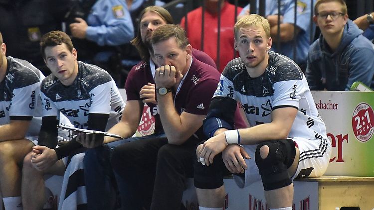 "Es gab eine gewisse Resignation im Team": Kiels Trainer Alfred Gislason in Wetzlar.