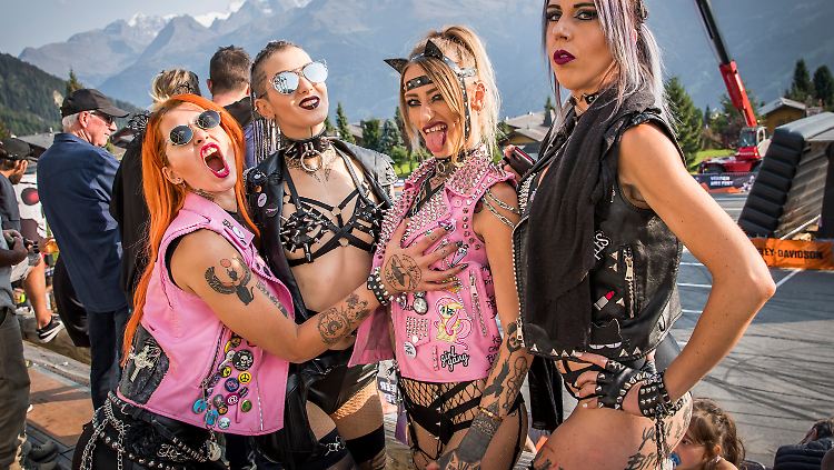 Tattoos an Armen und Beinen: "Mad Pussy Gang" Anfang September in Verbier (Schweiz) beim Bike Fest.