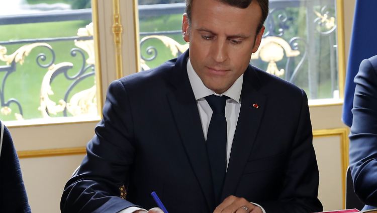 Emmanuel Macron lässt sich von Protesten nicht beirren und unterzeichnet die Reform. 