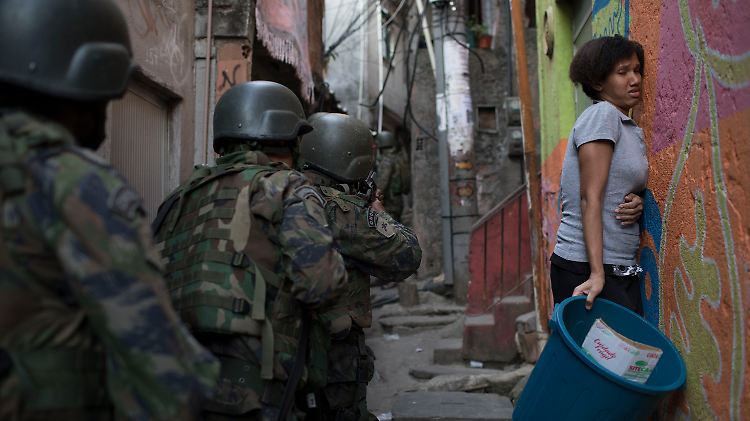 Eine verängstige Anwohnerin von Rocinha versucht den Soldaten aus dem Weg zu gehen. 