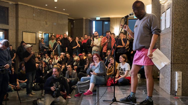 Zu der Kundgebung im Foyer kamen mehrere Hundert Menschen.