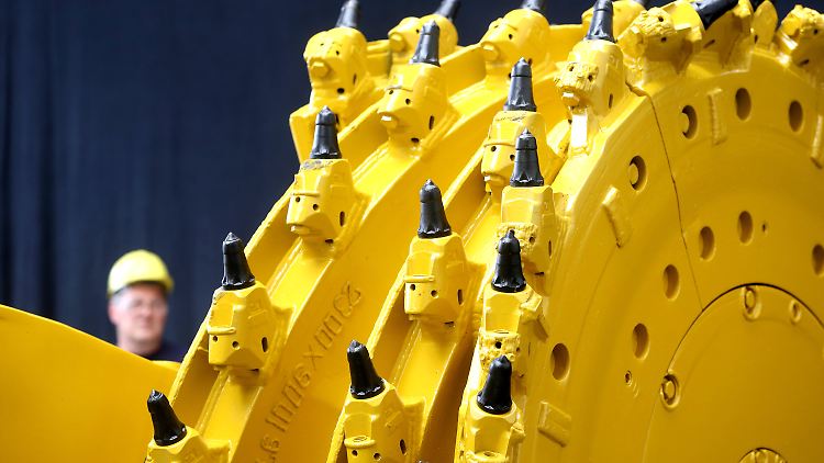 Eine Abbaumaschine für den Bergbau steht in der Werkshalle der Firma Eickhoff in Bochum (Nordrhein-Westfalen).