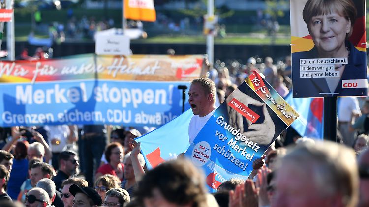 Heftige Proteste begleiten Merkels Wahlkampf - nicht nur im Osten, aber auch.