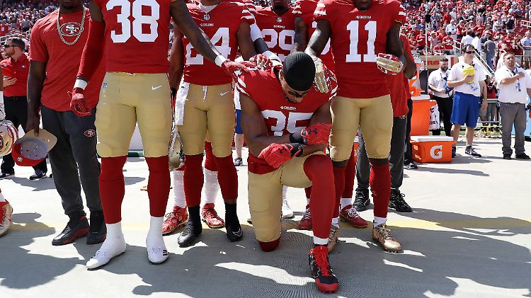 Viele folgen Kaepernicks Protest in der NFL - oder zeigen ihre Unterstützung.