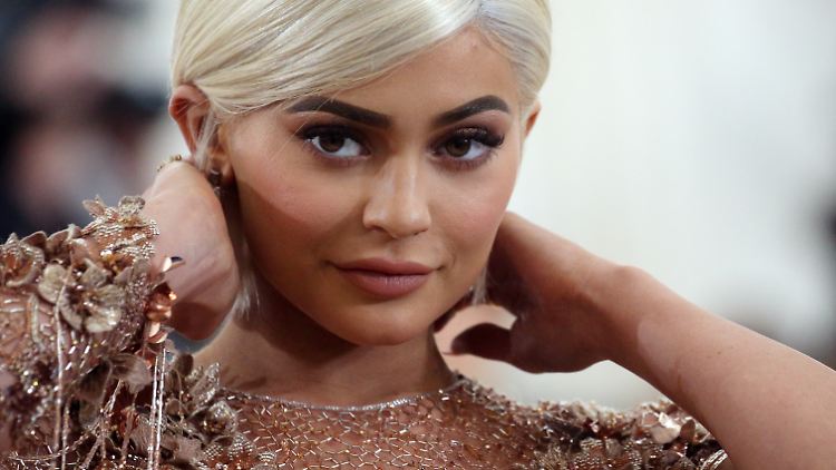 Kylie Jenner zeigt sie sich am liebsten in sexy Klamotten, gerne auch bauchfrei.
