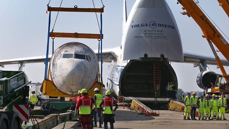 Flugzeug im Flugzeug: Der Rumpf der "Landshut" wird aus der Antonow gehoben.