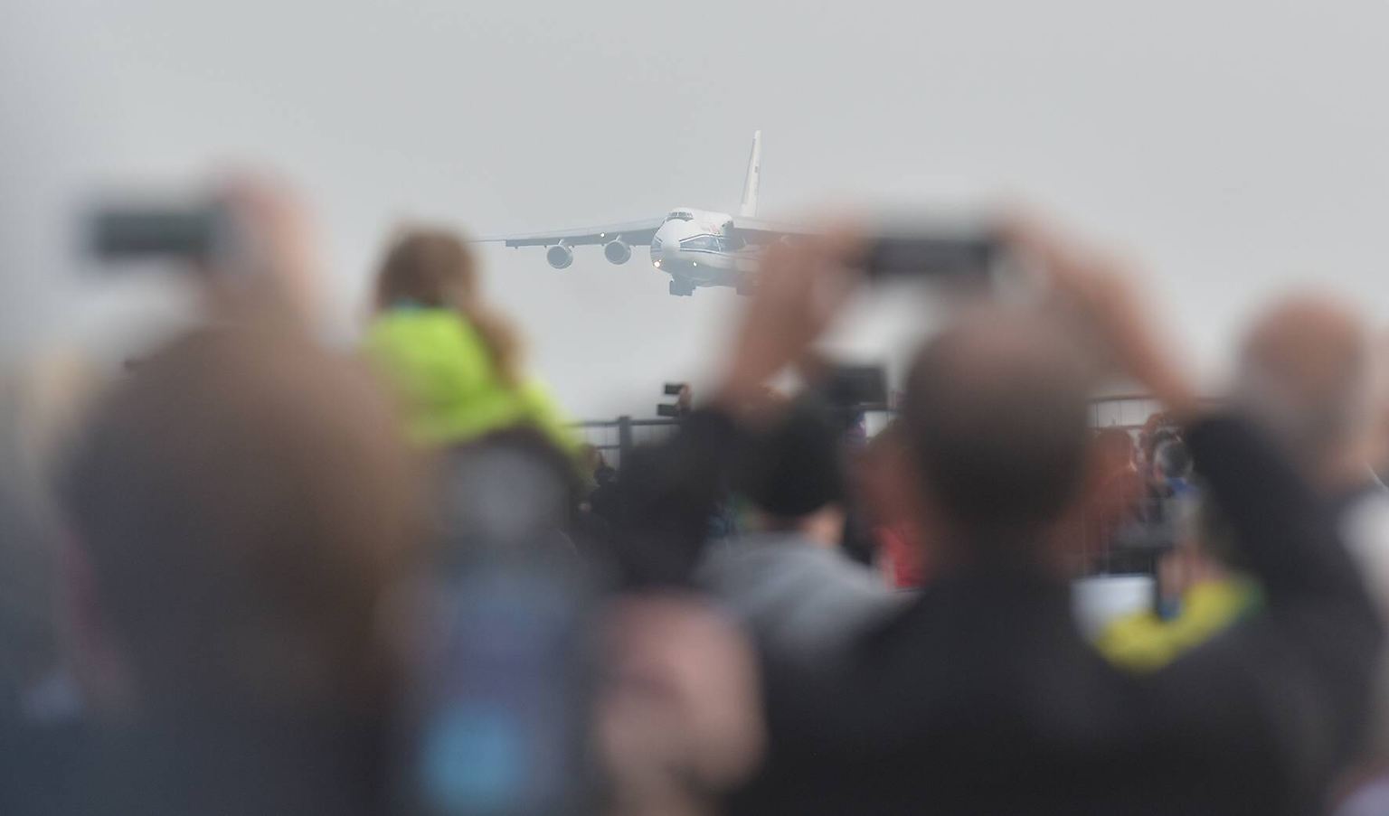 Die Triebwerke der Antonow An-124 dröhnen über der Rollbahn des Flughafens von Friedrichshafen. 