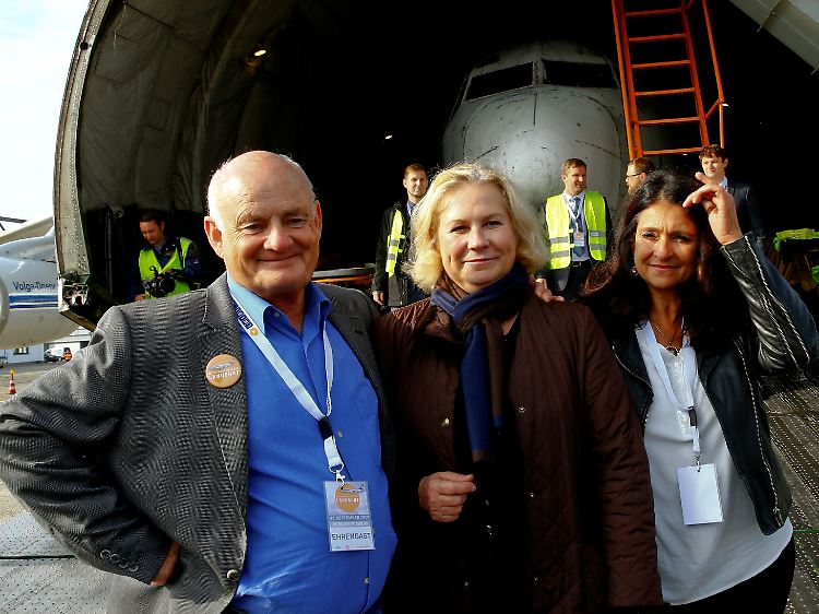 Co-Pilot Jürgen Vietor, Stewardess Gabriele von Lutzau und Daniela Müll (v.l.) bei der Rückkehr der Maschine, am 23. September 2017 in Friedrichshafen.
