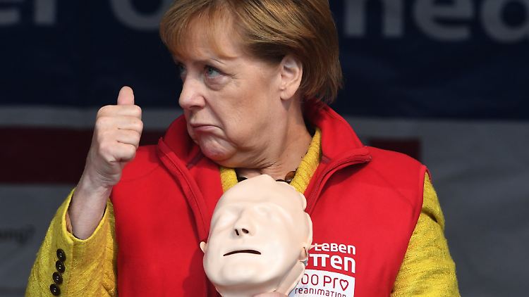 In Greifswald nahm Merkel an einer Übung zur Reanimation teil - sie übte an einer Puppe.