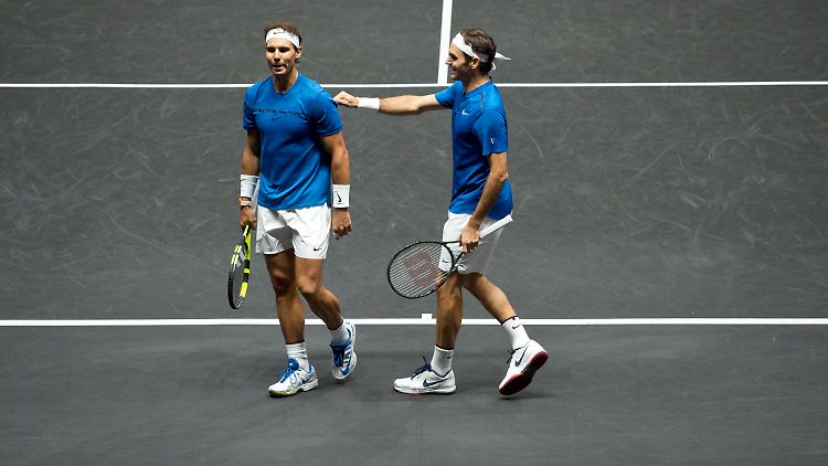 Der Weltranglistenzweite Roger Federer (r.) gratuliert seinem Doppel-Partner und Weltrangenlistenerstem Rafael Nadal.