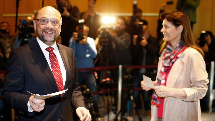 Der Spitzenkandidat der Sozialdemokraten wählt im Rheinland. Seine Frau Inge ist bei ihm.